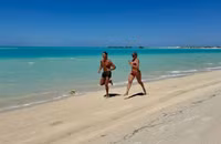 Ronaldo khoe dáng 'chuẩn không cần chỉnh’ ở bãi biển Ả Rập