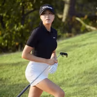 Nữ golf thủ Hàn Quốc khoe đường cong đẹp như người mẫu