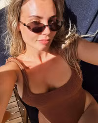 Loạt ảnh đời thường khiến ai nấy trầm trồ của nàng WAG nóng bỏng Ngoại hạng Anh