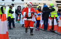 Độc đáo cuộc thi chạy của các ông già Noel khắp thế giới ảnh 2