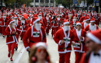 Độc đáo cuộc thi chạy của các ông già Noel khắp thế giới ảnh 14