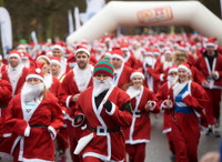 Độc đáo cuộc thi chạy của các ông già Noel khắp thế giới ảnh 1