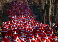 Độc đáo cuộc thi chạy của các ông già Noel khắp thế giới ảnh 16