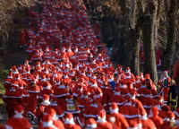 Độc đáo cuộc thi chạy của các ông già Noel khắp thế giới ảnh 16