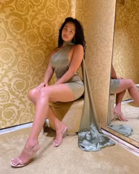 ‘Cậu bé vàng’ Bellingham tán tỉnh ca sĩ nóng bỏng 