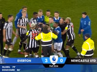 Cảnh tượng xấu xí trong trận Everton hạ Newcastle 3-0