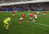 Chùm ảnh: Mbappe gãy xương mũi, phải đeo mặt nạ ở EURO 2024 