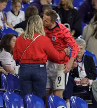 Hình ảnh cực tình của tuyển thủ Anh với vợ và bạn gái trên khái đài EURO 2024