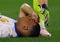 Chùm ảnh: Mbappe gãy xương mũi, phải đeo mặt nạ ở EURO 2024 