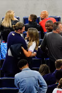 Hình ảnh cực tình của tuyển thủ Anh với vợ và bạn gái trên khái đài EURO 2024