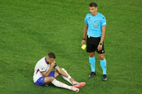 Chùm ảnh: Mbappe gãy xương mũi, phải đeo mặt nạ ở EURO 2024 