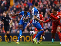 Liverpool ngược dòng thắng Brighton, chiếm ngôi đầu Ngoại hạng Anh 