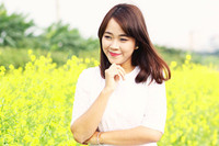 Nữ sinh trường Báo chí rực rỡ giữa cánh đồng hoa cải vàng ảnh 2