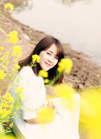 Nữ sinh trường Báo chí rực rỡ giữa cánh đồng hoa cải vàng ảnh 1