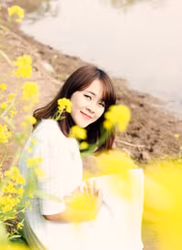 Nữ sinh trường Báo chí rực rỡ giữa cánh đồng hoa cải vàng ảnh 1