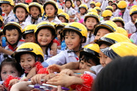 Nghệ sĩ Xuân Bắc cổ vũ cho học sinh đội mũ bảo hiểm ảnh 15 Nghệ sĩ Xuân Bắc cổ vũ cho học sinh đội mũ bảo hiểm ảnh 15