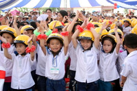 Nghệ sĩ Xuân Bắc cổ vũ cho học sinh đội mũ bảo hiểm ảnh 2 Nghệ sĩ Xuân Bắc cổ vũ cho học sinh đội mũ bảo hiểm ảnh 2