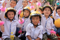 Nghệ sĩ Xuân Bắc cổ vũ cho học sinh đội mũ bảo hiểm ảnh 3 Nghệ sĩ Xuân Bắc cổ vũ cho học sinh đội mũ bảo hiểm ảnh 3