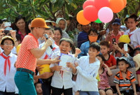 Nghệ sĩ Xuân Bắc cổ vũ cho học sinh đội mũ bảo hiểm ảnh 9 Nghệ sĩ Xuân Bắc cổ vũ cho học sinh đội mũ bảo hiểm ảnh 9