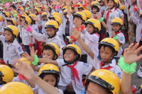 Nghệ sĩ Xuân Bắc cổ vũ cho học sinh đội mũ bảo hiểm ảnh 5 Nghệ sĩ Xuân Bắc cổ vũ cho học sinh đội mũ bảo hiểm ảnh 5