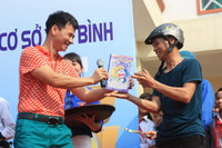 Nghệ sĩ Xuân Bắc cổ vũ cho học sinh đội mũ bảo hiểm ảnh 8 Nghệ sĩ Xuân Bắc cổ vũ cho học sinh đội mũ bảo hiểm ảnh 8