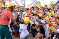 Nghệ sĩ Xuân Bắc cổ vũ cho học sinh đội mũ bảo hiểm ảnh 4 Nghệ sĩ Xuân Bắc cổ vũ cho học sinh đội mũ bảo hiểm ảnh 4