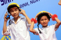 Nghệ sĩ Xuân Bắc cổ vũ cho học sinh đội mũ bảo hiểm ảnh 6 Nghệ sĩ Xuân Bắc cổ vũ cho học sinh đội mũ bảo hiểm ảnh 6