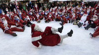 Các ông già Noel đang khởi động nhiệt tình trước cuộc thi chạy dành riêng cho Santa Claus ở Riga, Latvia. (Ảnh: Ints Kalnins)