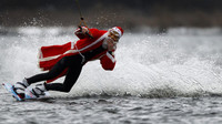 Một ông già Noel “hiếu động” đang lướt ván trên một hồ nhỏ ở Hamburg, Đức. (Ảnh: Christian Charisius)