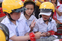 Nghệ sĩ Xuân Bắc cổ vũ cho học sinh đội mũ bảo hiểm ảnh 16 Nghệ sĩ Xuân Bắc cổ vũ cho học sinh đội mũ bảo hiểm ảnh 16