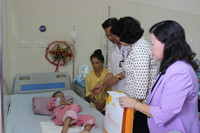 Phó Chủ tịch nước tặng quà cho bệnh nhi ung thư dịp Trung Thu ảnh 1