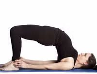 Tư thế tập luyện khiến vòng một của chị em siêu đẹp