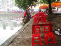 Hội Lim: Liền anh, liền chị phớt lờ lệnh cấm, vô tư nhận tiền ảnh 7 Bàn ghế hàng quán lấn chiếm nơi nghe quan họ của du khách