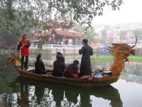 Hội Lim: Liền anh, liền chị phớt lờ lệnh cấm, vô tư nhận tiền ảnh 1 Hát quan họ trên thuyền rồng