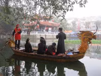 Hội Lim: Liền anh, liền chị phớt lờ lệnh cấm, vô tư nhận tiền ảnh 1 Hát quan họ trên thuyền rồng