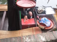 Hội Lim: Liền anh, liền chị phớt lờ lệnh cấm, vô tư nhận tiền ảnh 6 Khi khay tiền đầy, liền anh thu cho vào hòm được đặt sẵn dưới thuyền