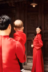 Bùi Tiến Dũng tung ảnh đón Tết bên vợ xinh đẹp nhận 'mưa' lời khen