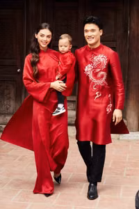 Nàng WAG Dianka 'gây sốt' với trang phục truyền thống của người Mường