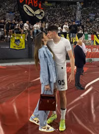 Lộ diện các nàng WAGs xinh như mộng của tuyển Italia