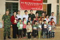 Bộ GD&ĐT tặng quà cho học sinh vùng khó khăn tỉnh Sơn La ảnh 3 Bộ GD&ĐT tặng quà cho học sinh vùng khó khăn tỉnh Sơn La ảnh 3