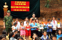 Bộ GD&ĐT tặng quà cho học sinh vùng khó khăn tỉnh Sơn La ảnh 2 Bộ GD&ĐT tặng quà cho học sinh vùng khó khăn tỉnh Sơn La ảnh 2