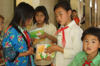 Bộ GD&ĐT tặng quà cho học sinh vùng khó khăn tỉnh Sơn La ảnh 5 Bộ GD&ĐT tặng quà cho học sinh vùng khó khăn tỉnh Sơn La ảnh 5