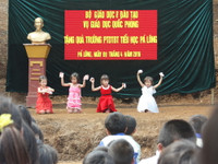 Bộ GD&ĐT tặng quà cho học sinh vùng khó khăn tỉnh Sơn La ảnh 1 Bộ GD&ĐT tặng quà cho học sinh vùng khó khăn tỉnh Sơn La ảnh 1