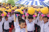 Nghệ sĩ Xuân Bắc cổ vũ cho học sinh đội mũ bảo hiểm ảnh 12 Nghệ sĩ Xuân Bắc cổ vũ cho học sinh đội mũ bảo hiểm ảnh 12