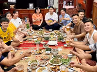 Quang Hải và Chu Thanh Huyền khoe giấy đăng kí kết hôn