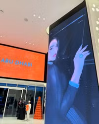 Bạn gái Ronaldo khoe ảnh nóng bỏng trên bãi biển