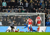 Arsenal thua trận đầu tiên, quyết kiện trọng tài 