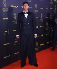 Gu thời trang sang chảnh, dát hàng hiệu đẳng cấp của Jude Bellingham