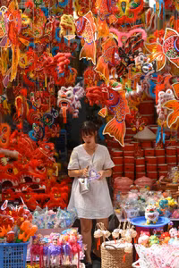 Sắc màu Trung thu 'nhuộm đỏ' phố Hàng Mã
