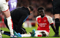Chùm ảnh: Liverpool thảm bại, Arsenal thắp sáng cuộc đua vô địch 